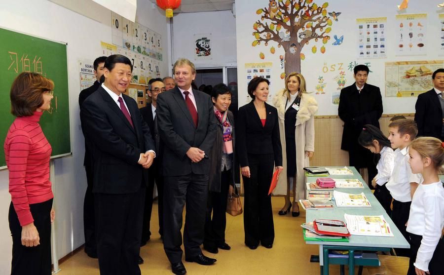 2009年10月16日，时任中国国家副主席习近平访问位于匈牙利首都布达佩斯的匈中双语学校。新华社记者 饶爱民摄