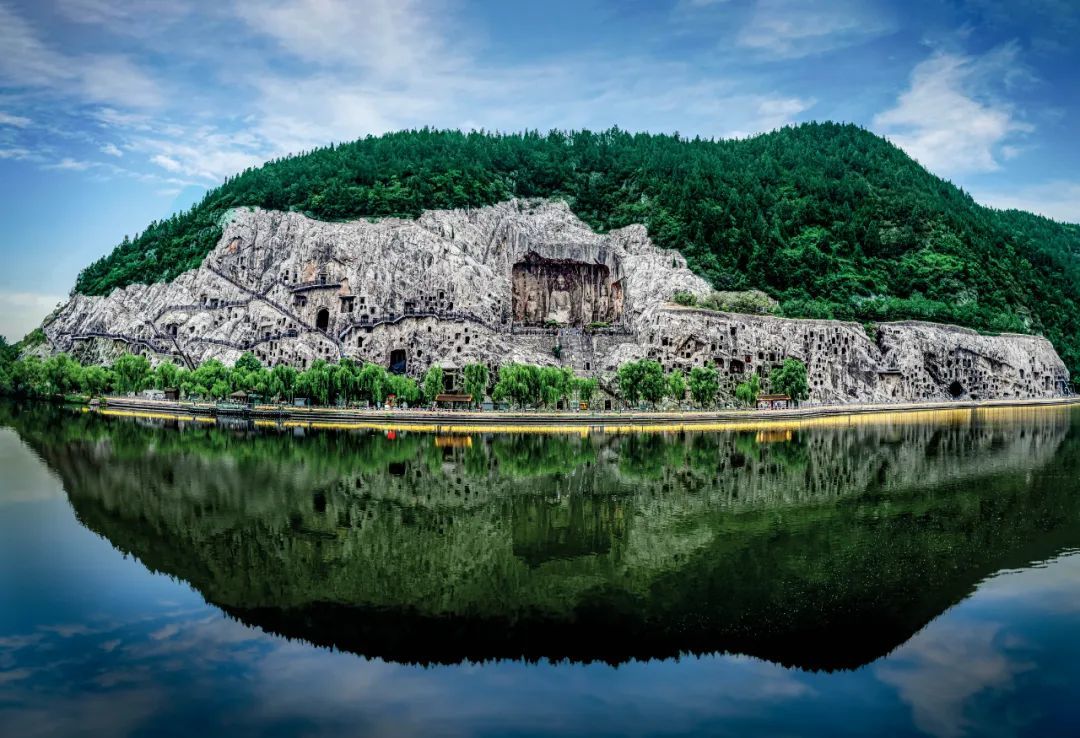 龙门石窟全景。图/视觉中国