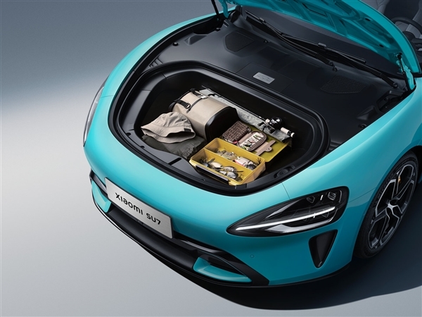 小米SU7内饰高清图公布!坚持保留物理按键 二排空间超宝马5系