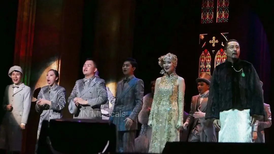 周仕麒在音乐剧《上海滩》中饰演小混混（左三）