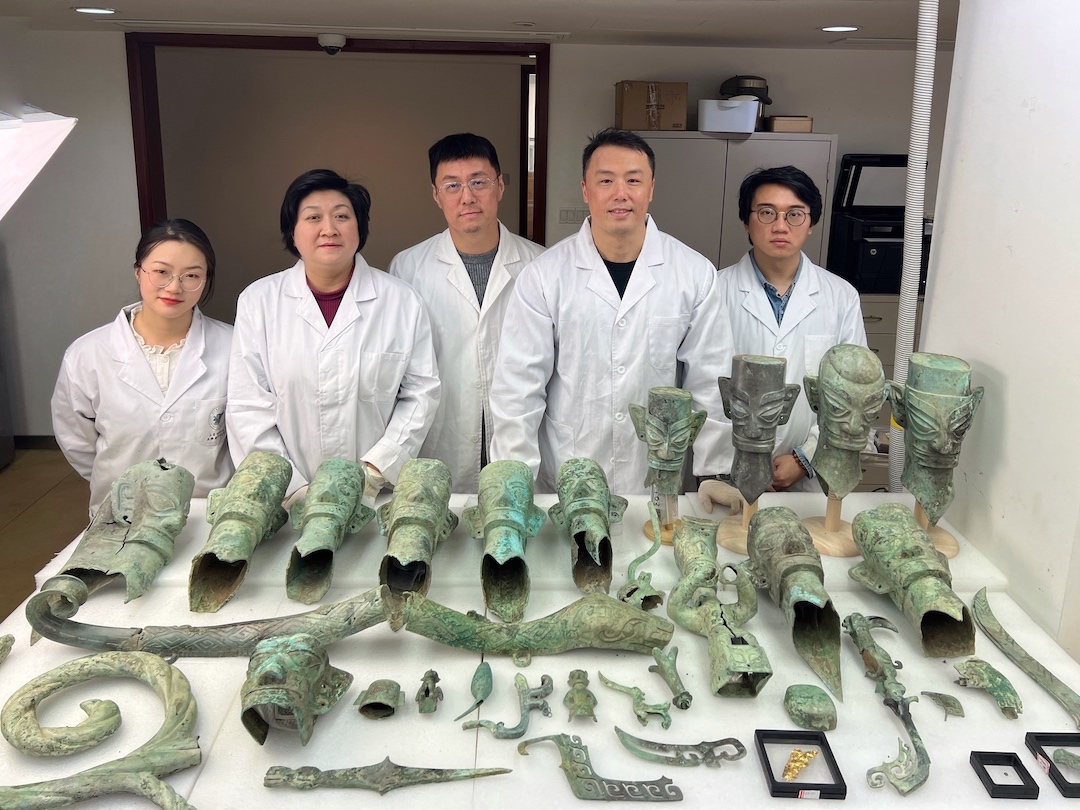 上海博物馆“青铜器修复及复制技艺”团队成员及他们完成清理修复的部分三星堆出土青铜文物。（采访者供图 下同）