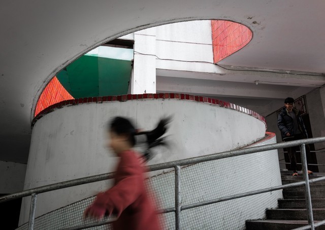 图片包含 人, 建筑, 男人, 年轻描述已自动生成