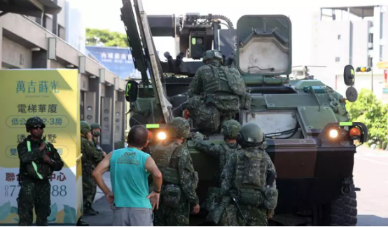 尷尬！尷尬故障臺媒：“漢光”演習(xí)首日臺軍“云豹”裝甲車疑引擎故障，臺媒臺軍停民停在民宅前緊急維修