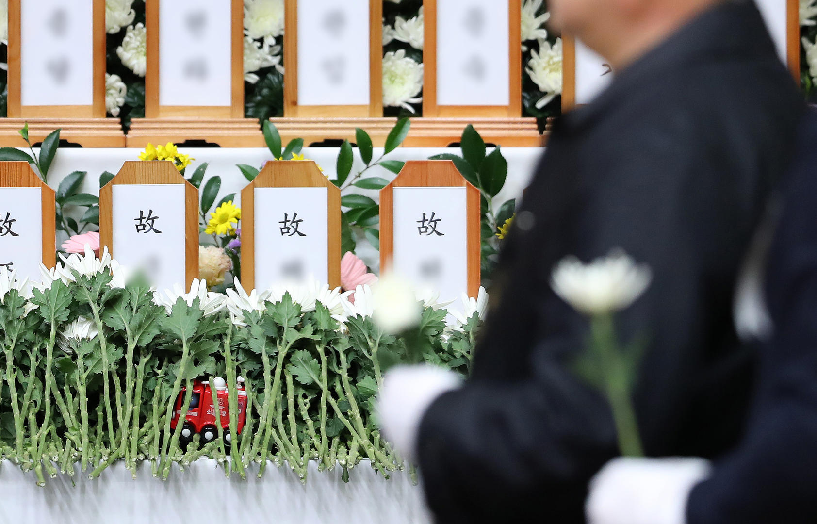 ▲韩国各界追悼事故遇难者 图据视觉中国