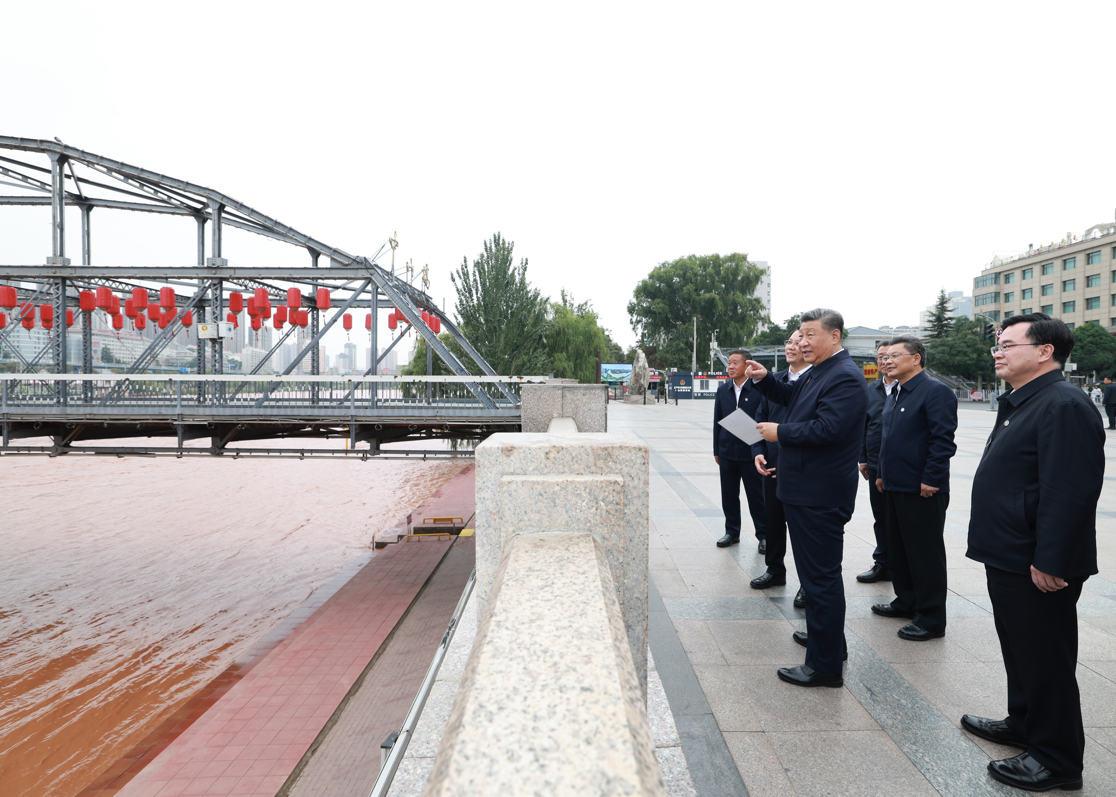 △ 2024年9月11日，习近平总书记来到甘肃省兰州市黄河兰州中山桥段，了解当地推动黄河流域生态保护情况。