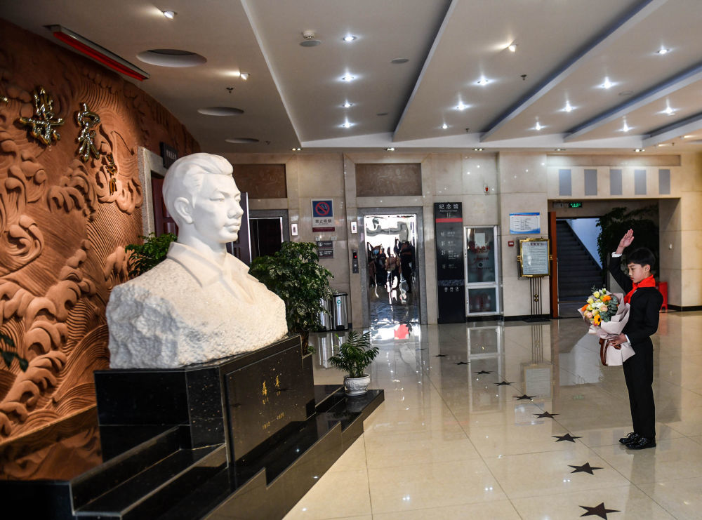 云南省玉溪市的小学生代表在纪念聂耳诞辰110周年活动上向聂耳雕像敬献鲜花(2022年2月14日摄)。新华社记者胡超 摄