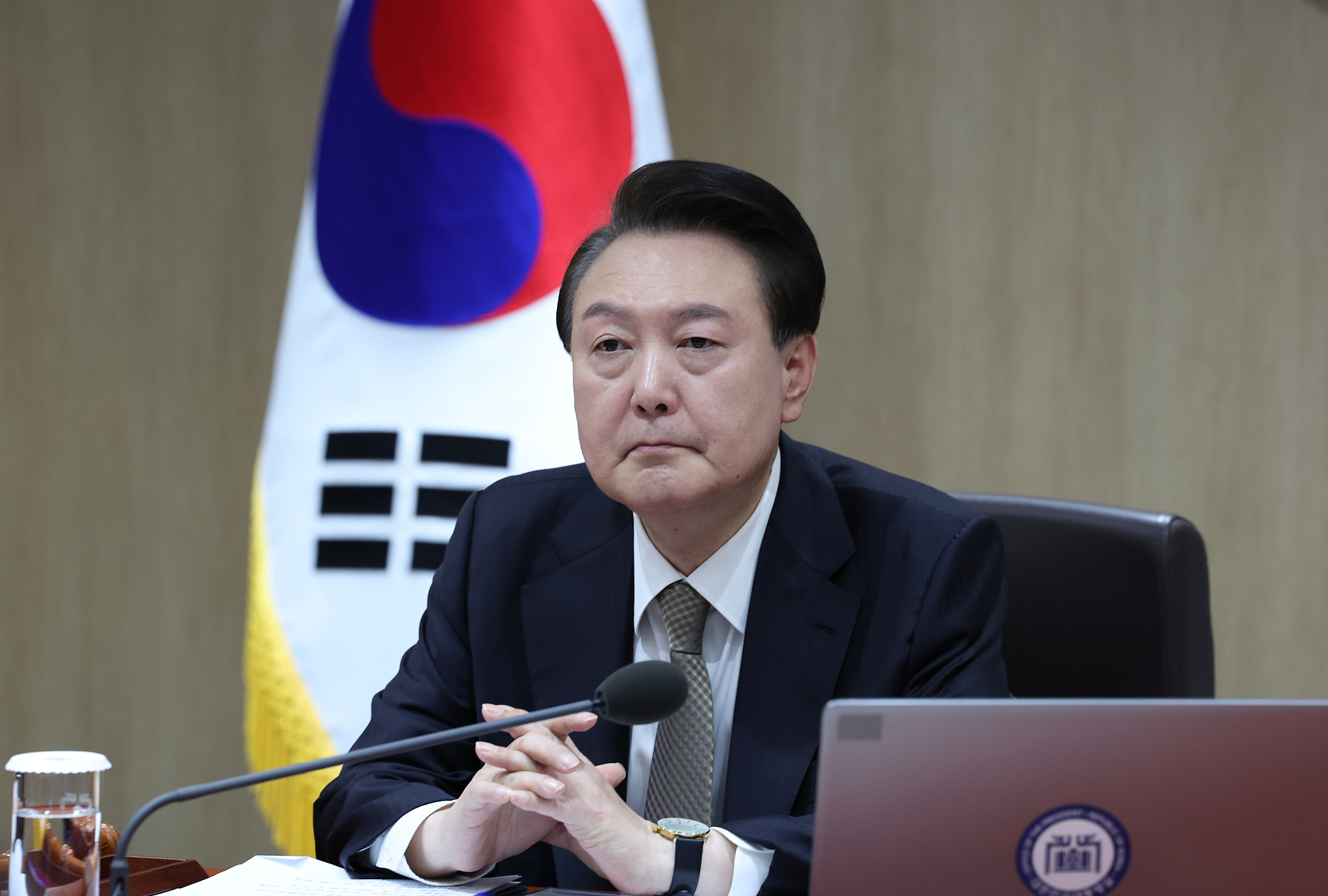 韩国百所医院6000多名实习医生集体请辞，尹锡悦：绝不姑息_凤凰网