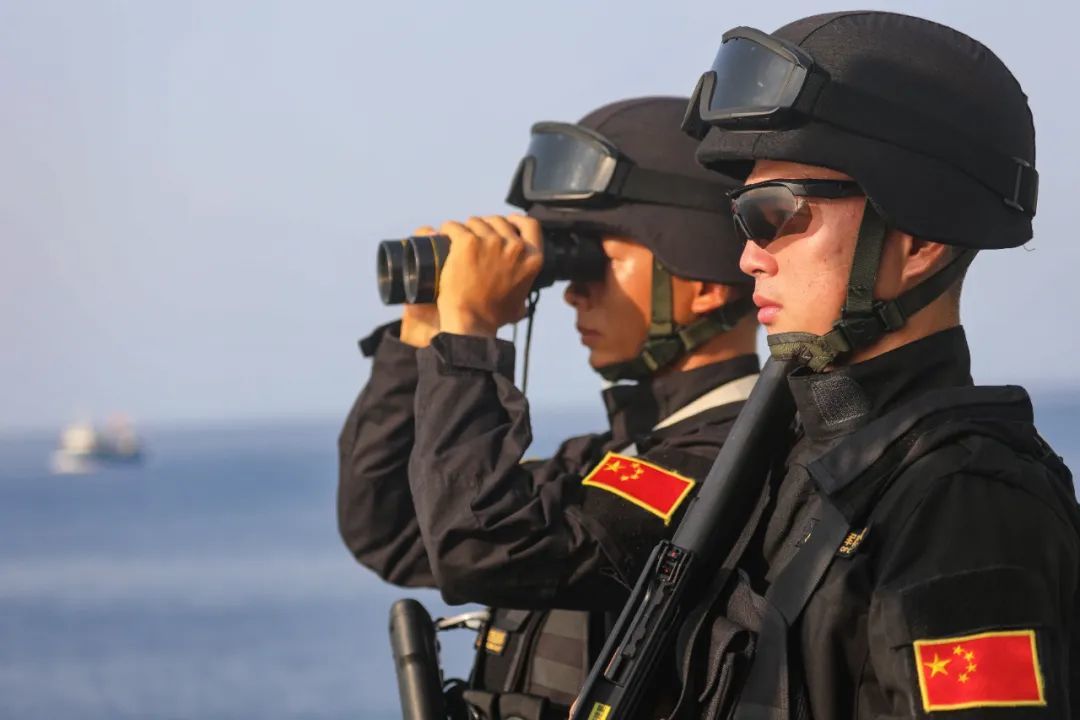 中国海军第40批护航编队岳阳舰特战队员在护航途中观察警戒（2022年4月2日摄）。新华社发（唐文摄）