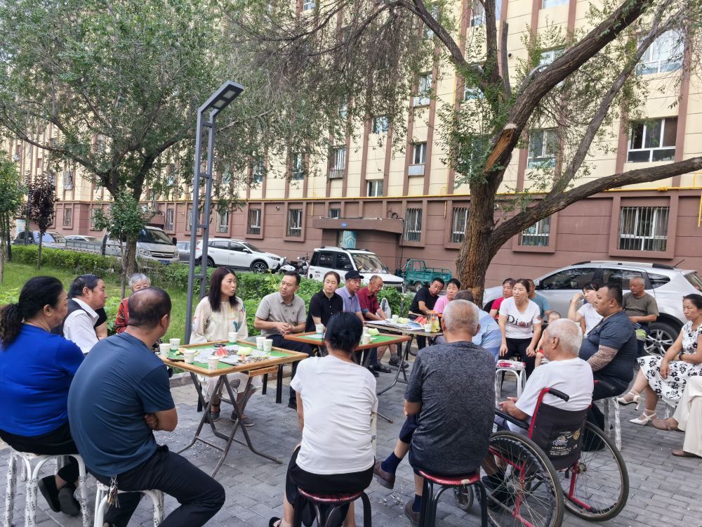 2024年7月，文明路社区在一小区住宅楼前召开“近邻奶茶会”，邀请县住建部门工作人员现场为居民解答维修基金使用范围和流程。新华社发