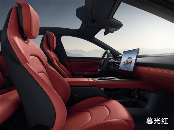小米SU7内饰高清图公布!坚持保留物理按键 二排空间超宝马5系