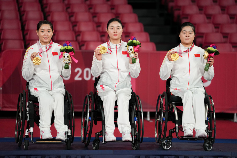 2021年9月3日，在东京残奥会乒乓球女子团体4-5级决赛中，中国队以2:1战胜瑞典队夺得金牌。图为中国队张变（左）、周影（右）、张淼在颁奖仪式上。新华社记者 朱炜 摄