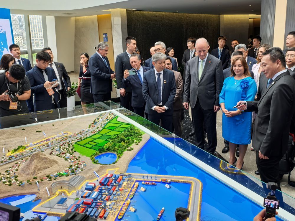 6月27日，秘鲁总统博鲁阿尔特在中远海运集团钱凯港项目沙盘前听取介绍。新华社记者吴宇 摄