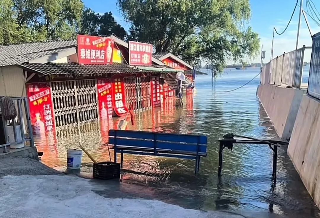 7月3日，江洲镇渡口的小卖部泡在水里