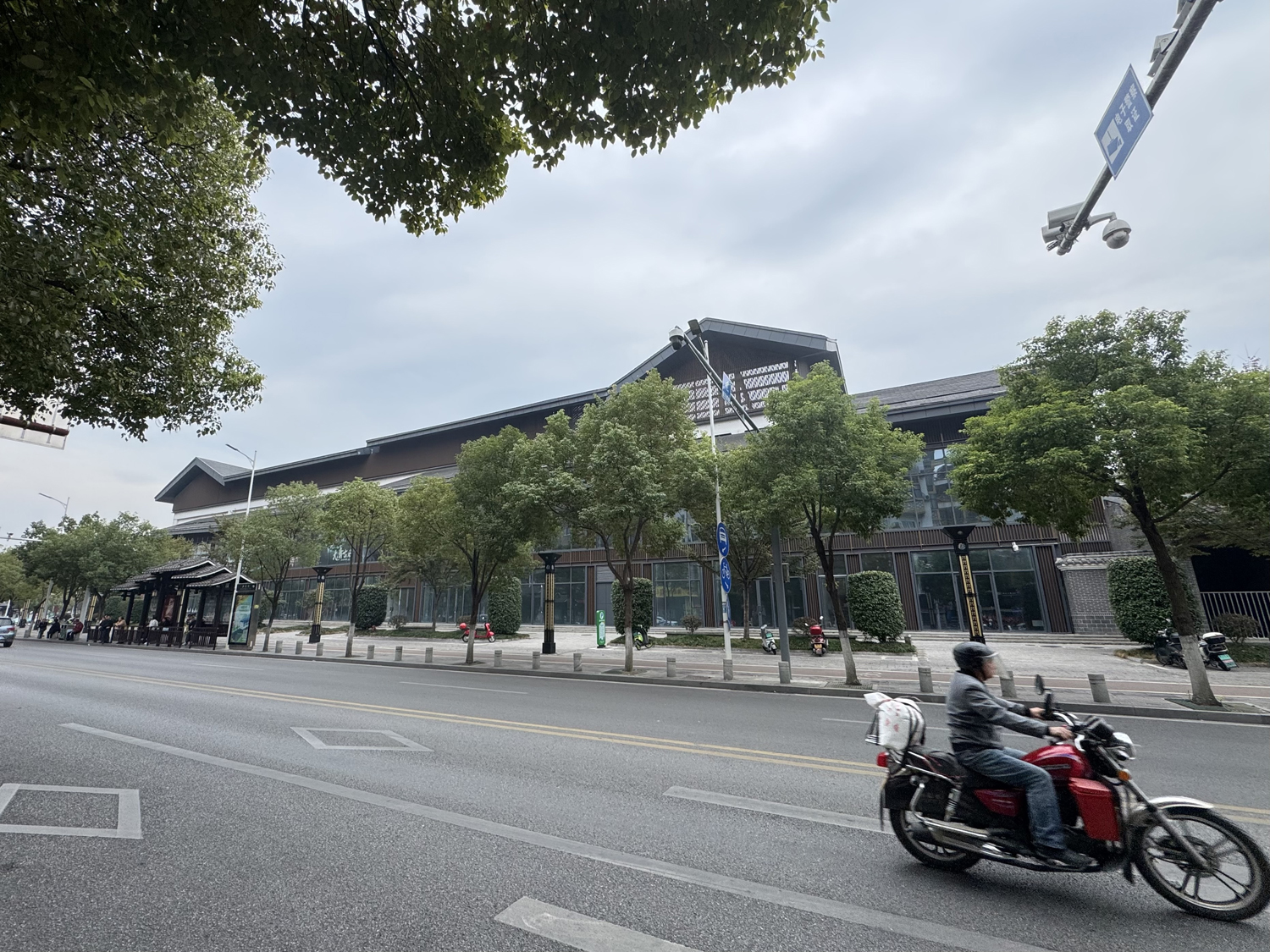 大庸古城外圈所有商铺均为空置状态。