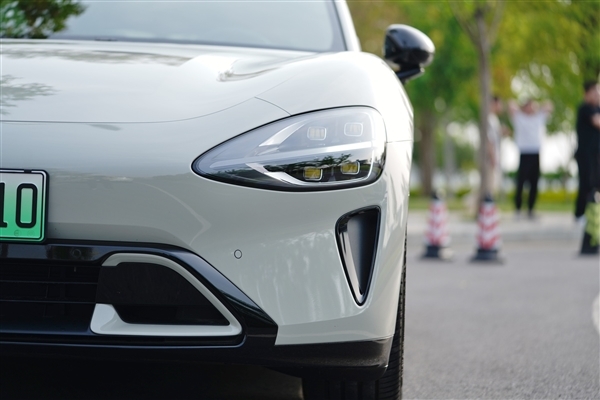 这颜值一眼种草!小米SU7雅灰图赏