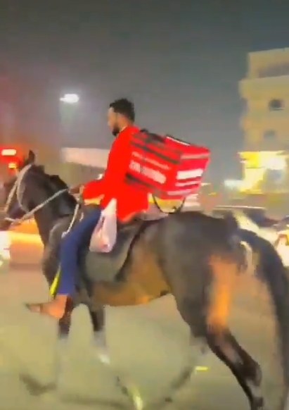 外卖员骑马送外卖的视频在社交媒体上疯传。（视频截图，图源：社交媒体X）