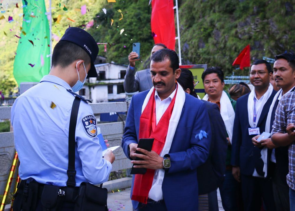 2023年9月1日，尼泊尔入境人员在樟木口岸接受检查。（陈泽鹏 摄）