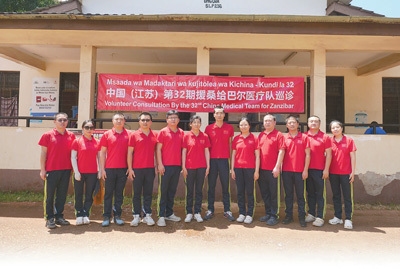 中国（江苏）第三十二期援桑给巴尔医疗队部分队员在巡诊地合影。中国援桑给巴尔医疗队供图