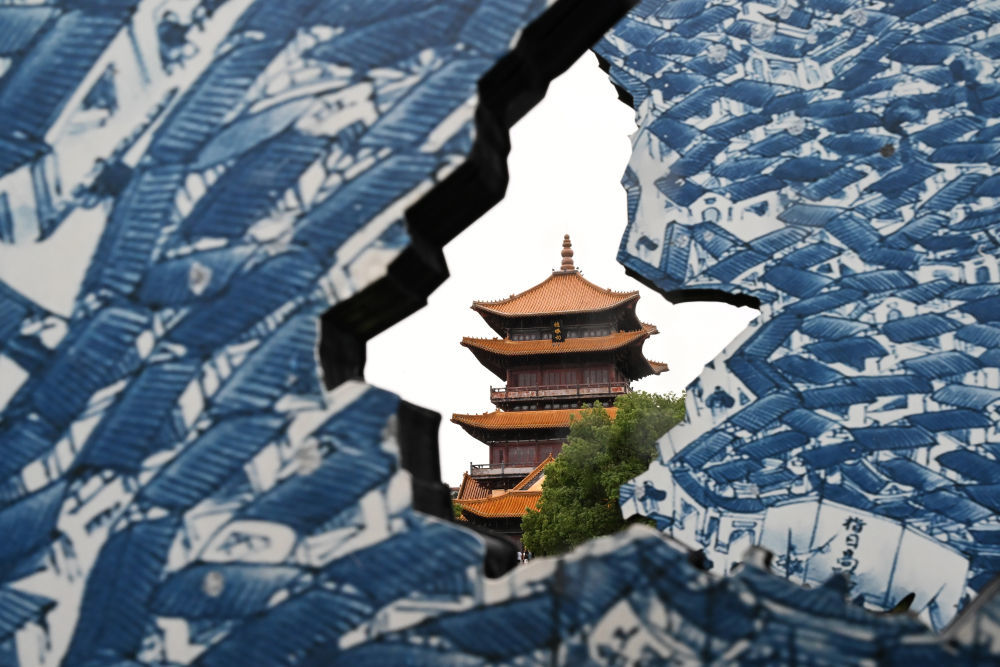 透过创意青花瓷片拍摄的龙珠阁。新华社记者 隋尚君 摄