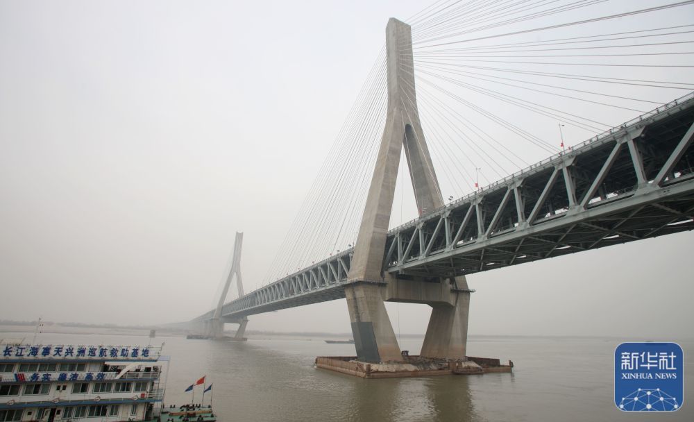 ↑ 这是2009年12月26日拍摄的武汉天兴洲长江大桥。当日，武汉天兴洲长江大桥正式通车，该桥主跨504米，全长4657米。新华社记者 郝同前 摄