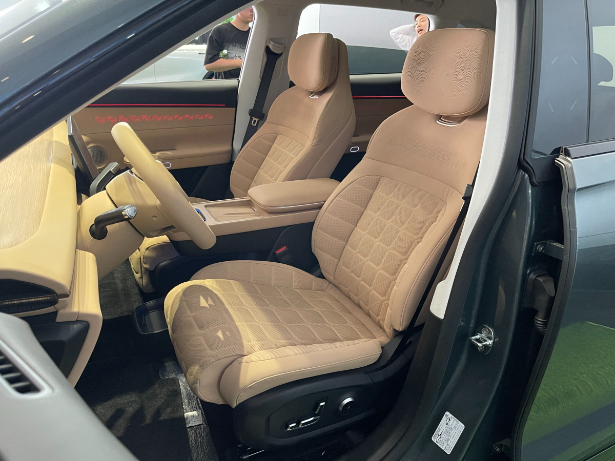 外观不够原创,座椅功能很多,增程纯电双修,星纪元ET实拍