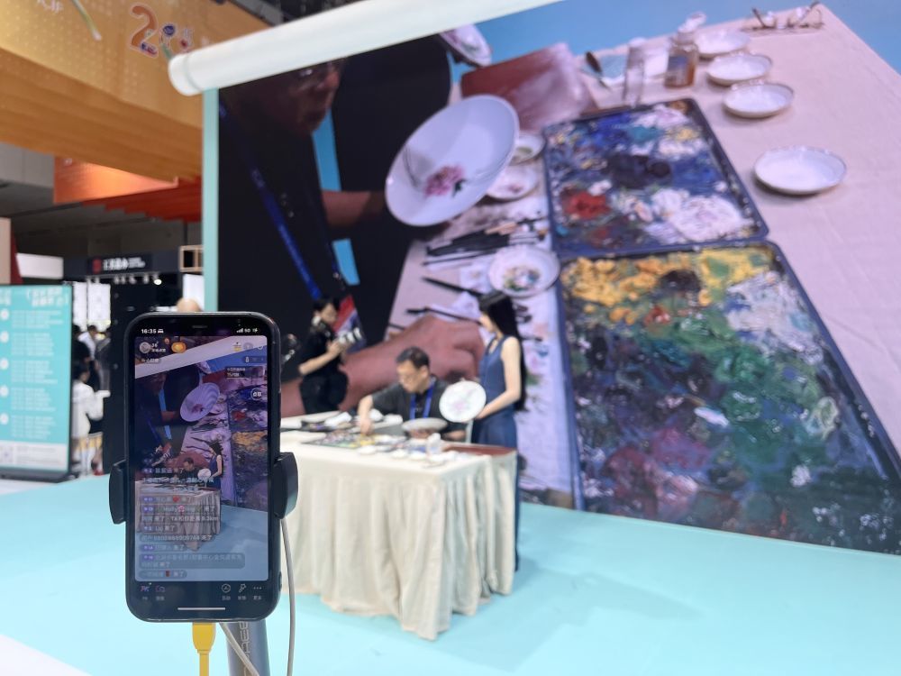 5月23日，艺术家洪米川在文博会现场展示瓷画技艺。新华社记者 赵瑞希 摄