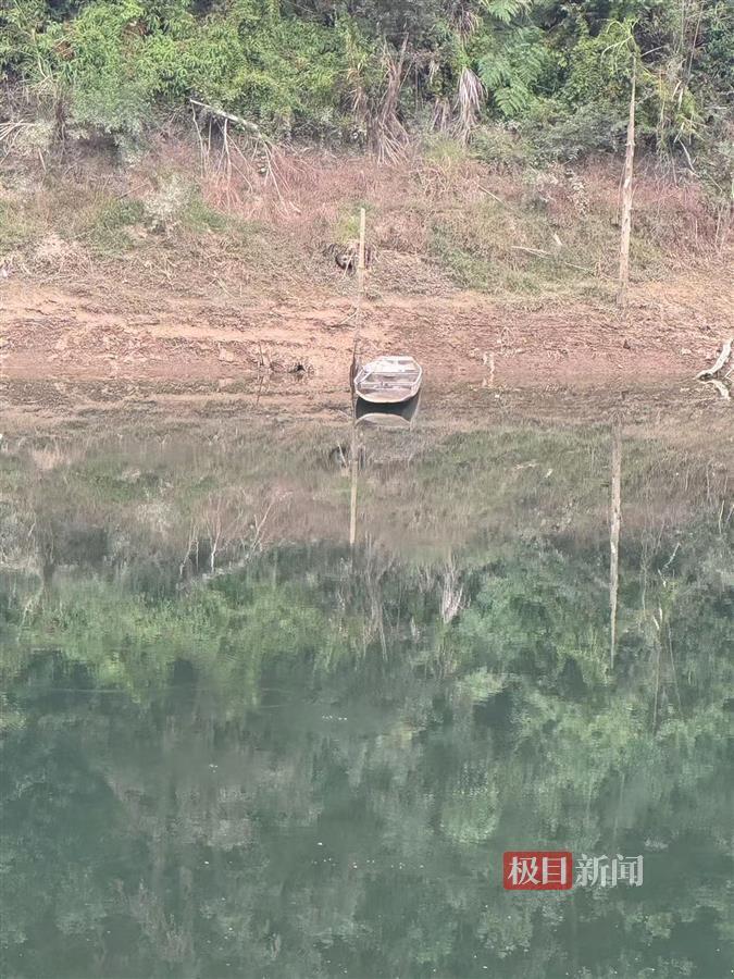 事发水域岸边停放了一艘木船 （极目新闻记者 邓波 摄）