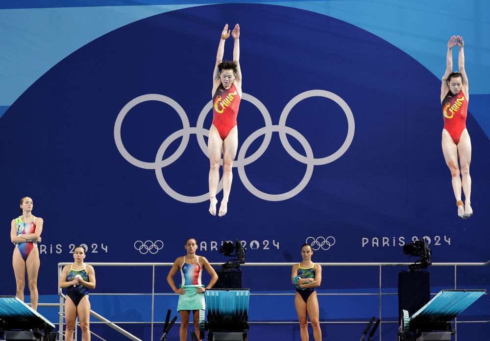 7月27日，中国选手昌雅妮（右）/陈艺文在赛前热身。新华社记者 张玉薇 摄