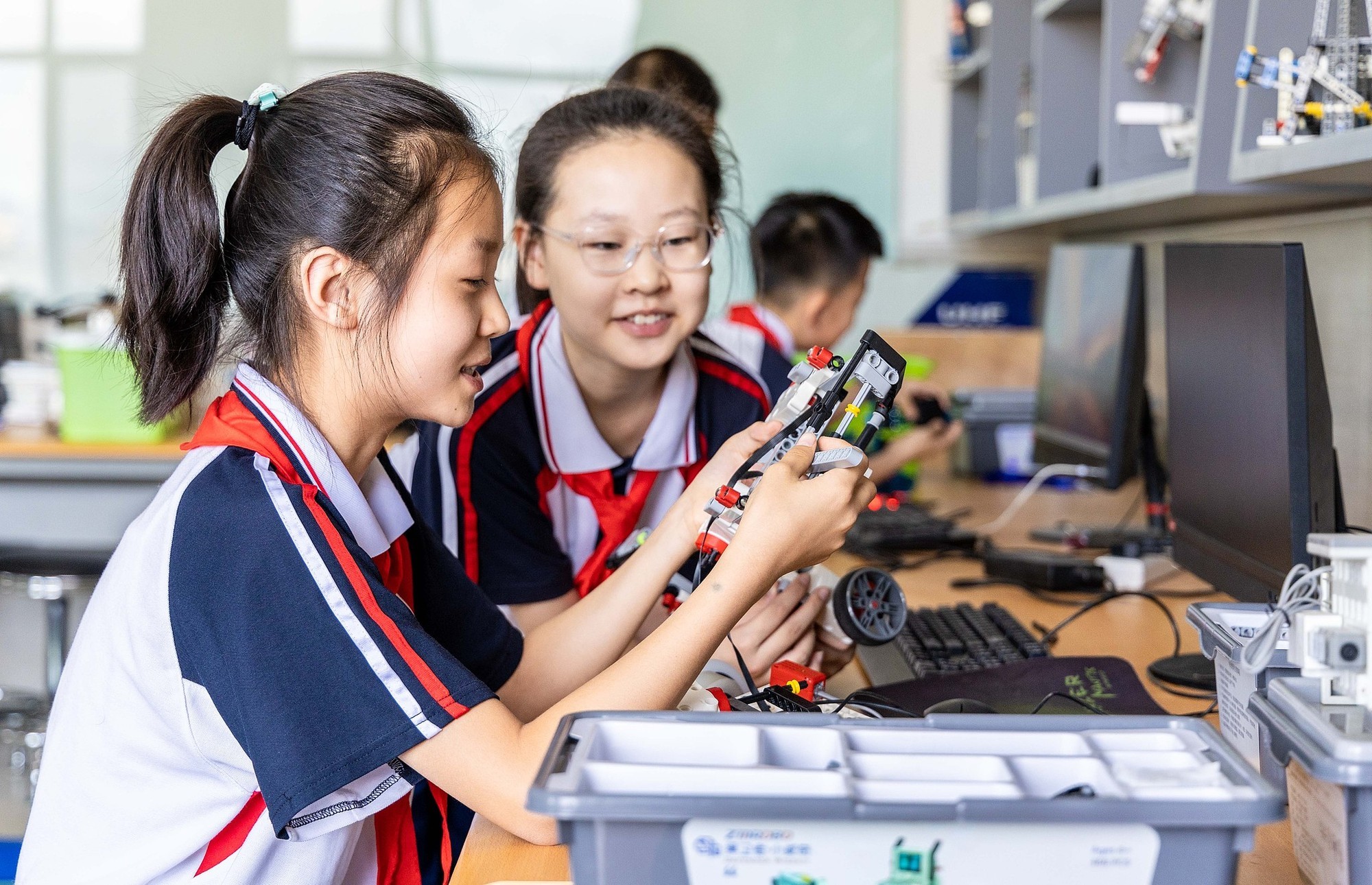 学生在人工智能科普课堂上组装机器人