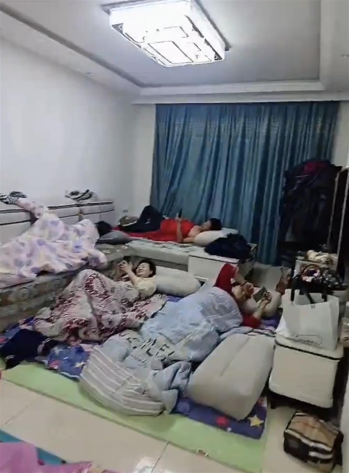 彭女士妹夫在厨房休息（图源：受访者）