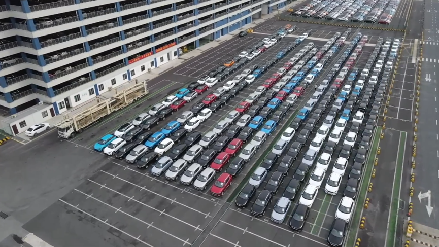 2023年2月8日，在常州站铁路货场，装载新能源汽车的海铁联运铁路班列即将发车。新华社发（史康摄）