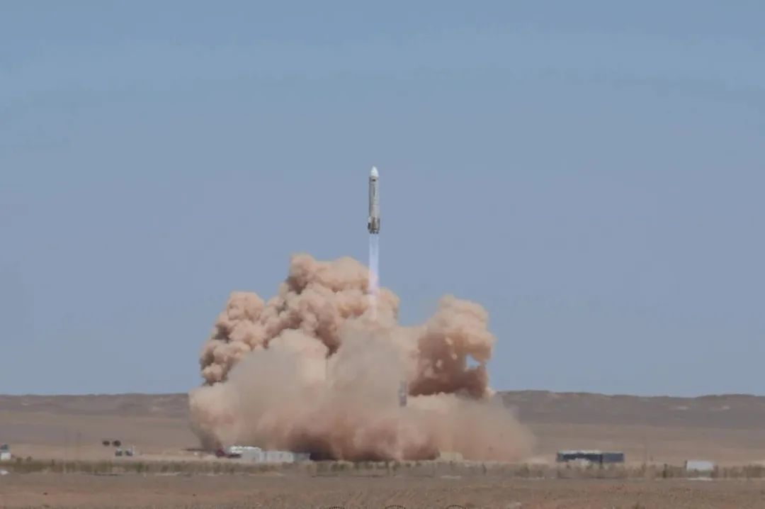 中国重复使用运载火箭首次10公里级垂直起降飞行试验成功