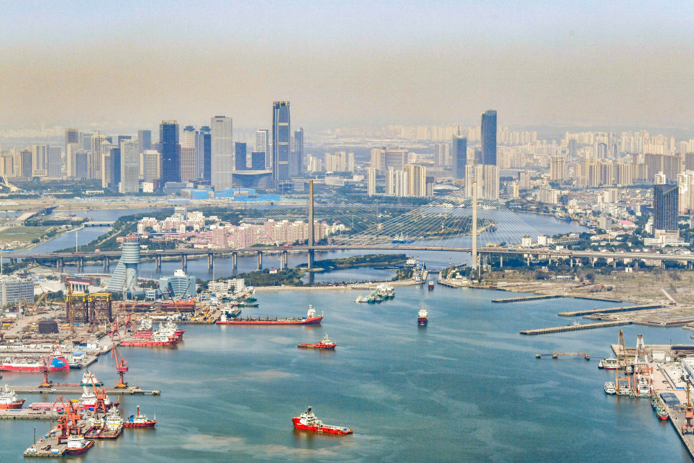 这是在直升机上拍摄的天津港主航道。