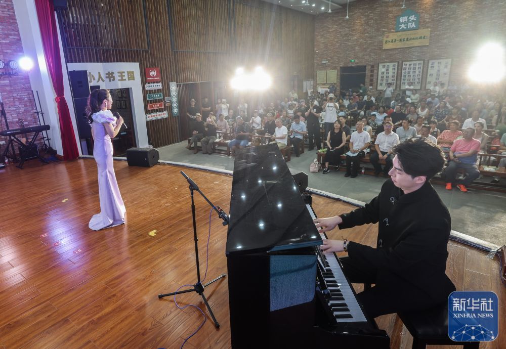 6月15日，在建德市三都镇镇头村文化礼堂内举行的乡村音乐会上，来自杭州师范大学音乐学院的师生为村民表演节目。