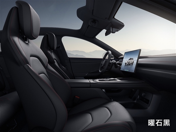 小米SU7内饰高清图公布!坚持保留物理按键 二排空间超宝马5系