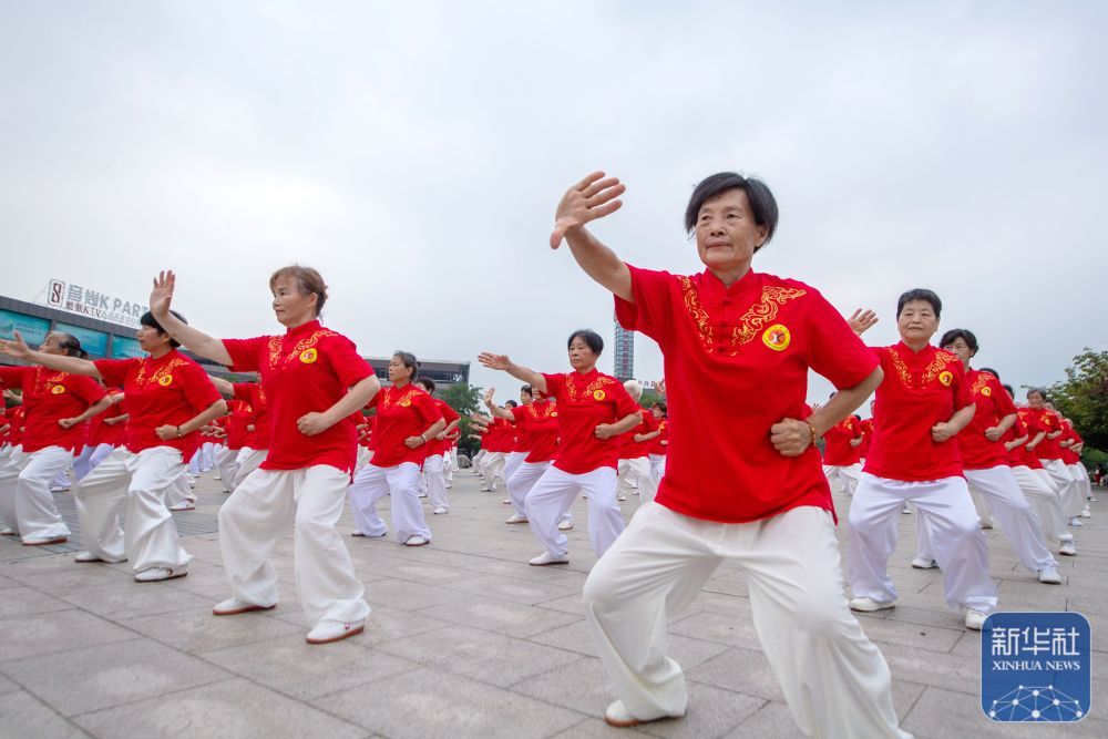 ↑2023年8月8日，位于浙江省湖州市长兴县雉城街道的和文化广场，市民在练习太极拳。新华社发（谭云俸摄）