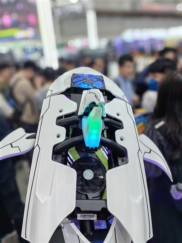 酷冷至尊做了一条“机械鲨鱼”主机!