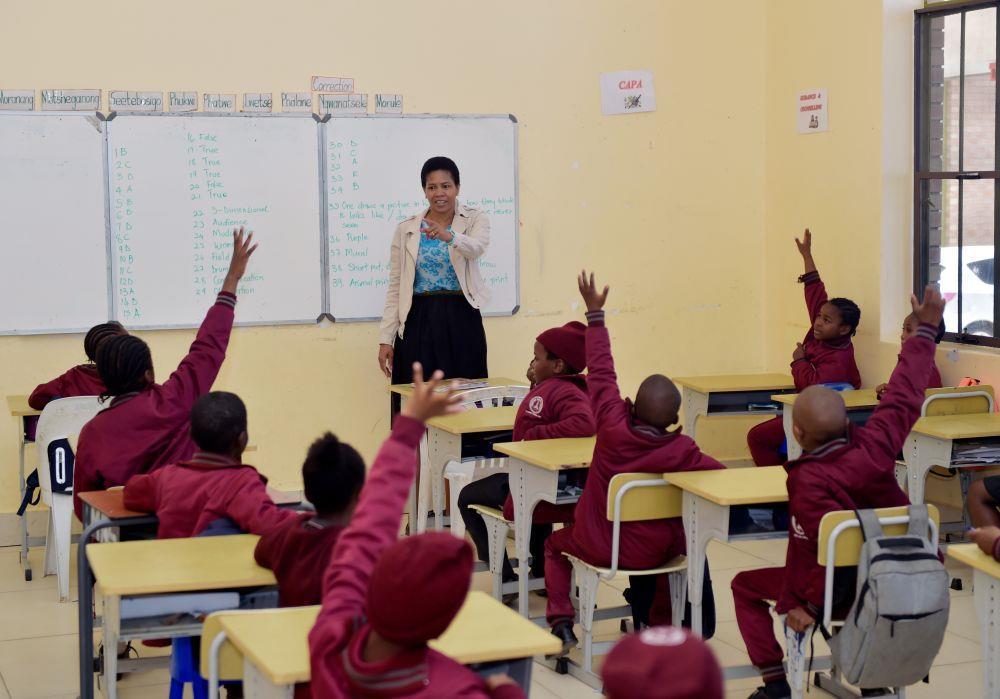 △在中国援建的博茨瓦纳莫帕尼小学，学生们正在上课。