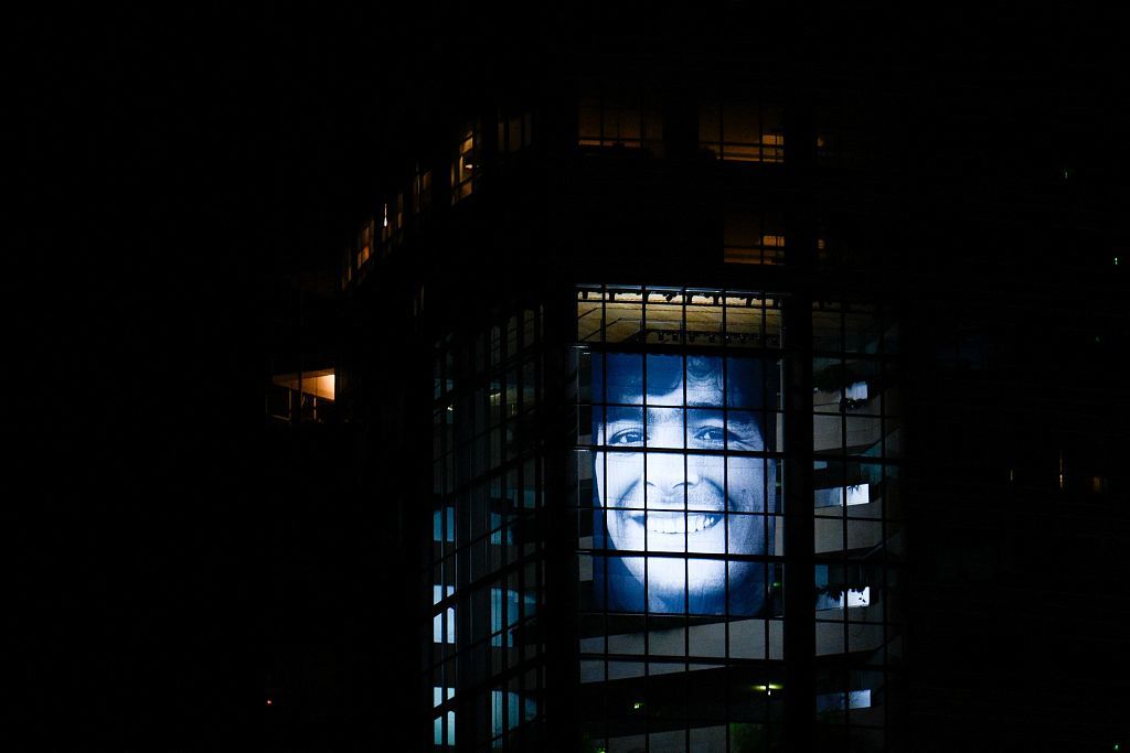 2023年10月30日，阿根廷布宜诺斯艾利斯，一高楼点亮灯光纪念马拉多纳。（视觉中国）