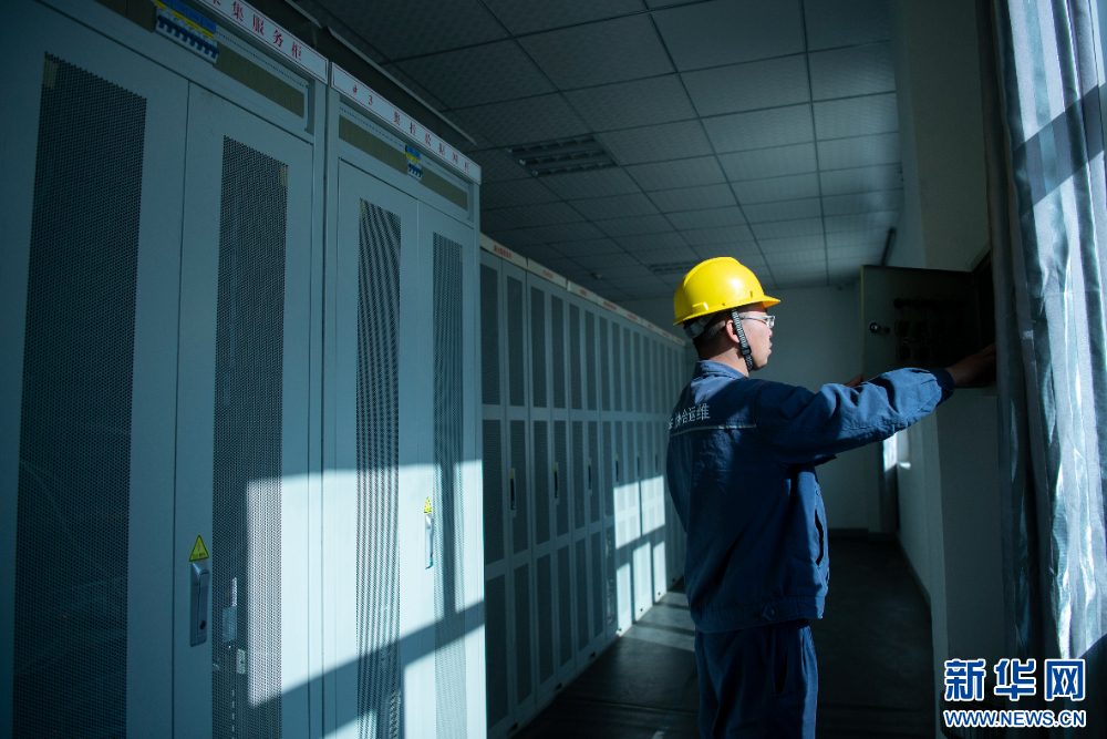 工作人员在110千伏协合措美县20兆瓦MW并网光伏电站进行日常检查。新华网 旦增努布 摄