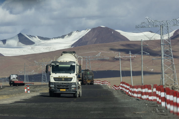 2024年12月1日拍摄的青藏公路景色。新华社记者 姜帆 摄