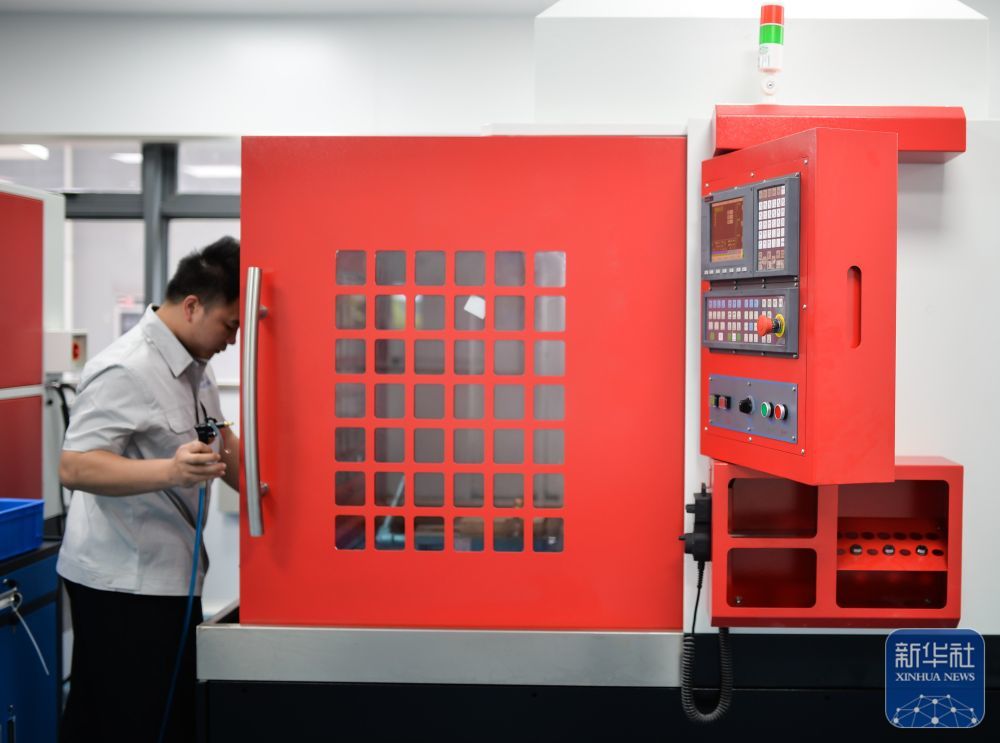 5月17日，科研人员在位于广东省佛山市的广东省科学院精密仪器中试平台工作。