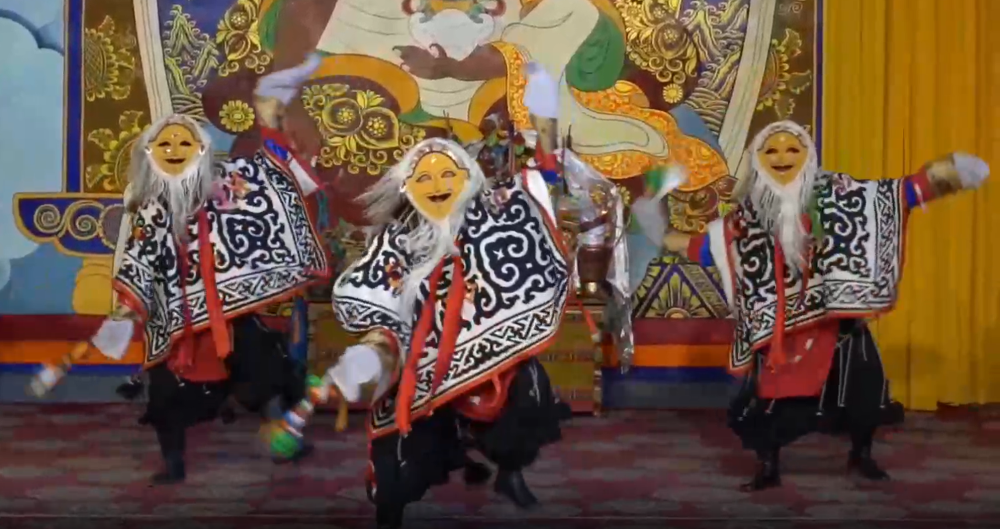 尼玛次仁和徒弟在扎西曲登社区表演雅砻扎西雪巴藏戏《诺桑王子》。新华社记者 普布次仁 摄