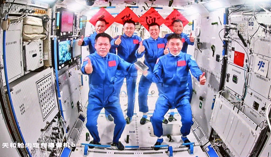 2024年4月26日在北京航天飞行控制中心拍摄的神舟十七号航天员乘组和神舟十八号航天员乘组“全家福”。