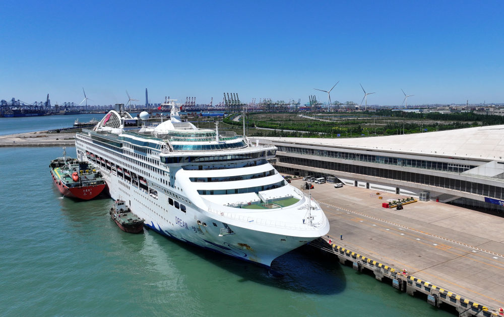 5月15日,"梦想"号邮轮停靠在天津国际邮轮母港(无人机照片).