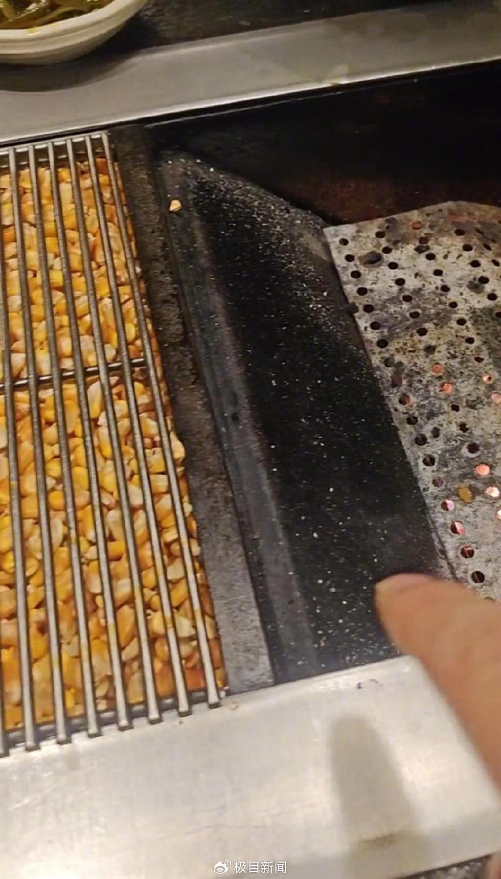 商家用玉米粒当烤肉的燃料