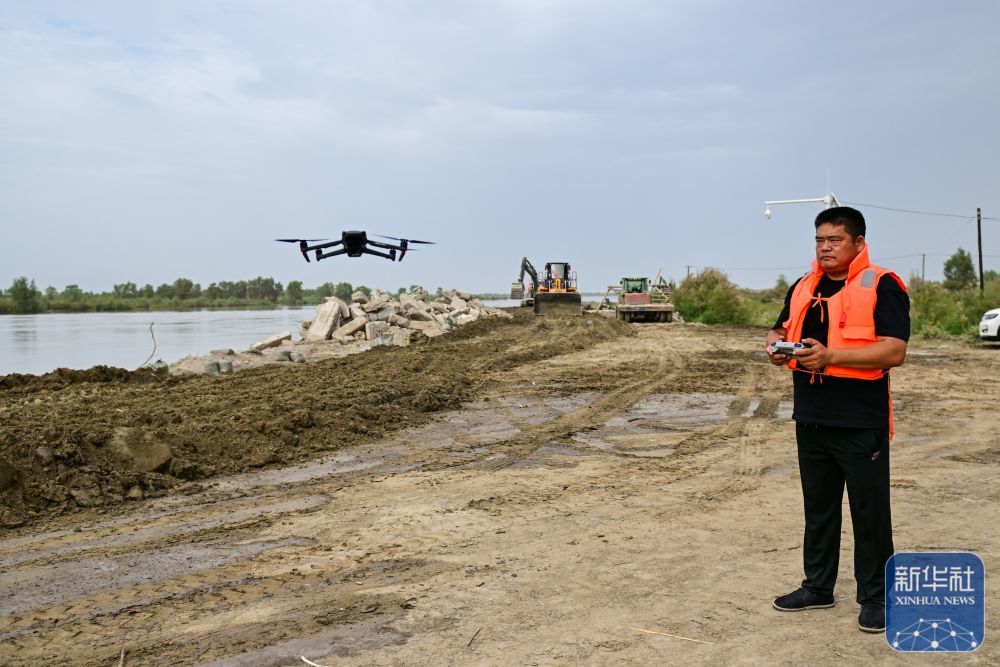 ↑在新疆阿克苏地区沙雅县盖孜库木乡吐央村，抢险人员利用无人机进行巡查（8月3日摄）。新华社记者 丁磊 摄