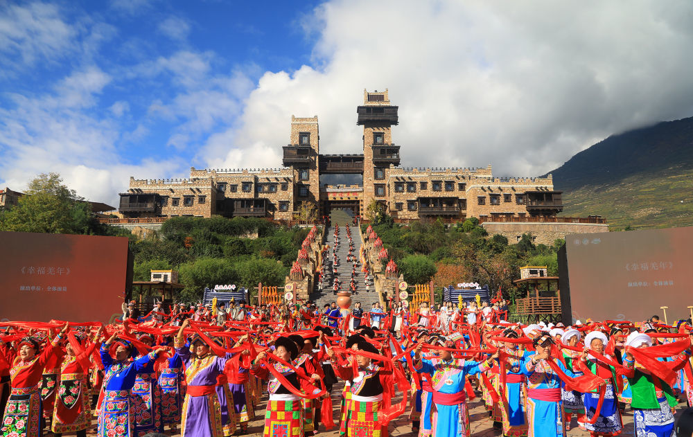 在四川省阿坝藏族羌族自治州茂县中国古羌城，当地羌族群众载歌载舞庆祝羌年（2024年11月1日摄）。新华社发（何清海摄）