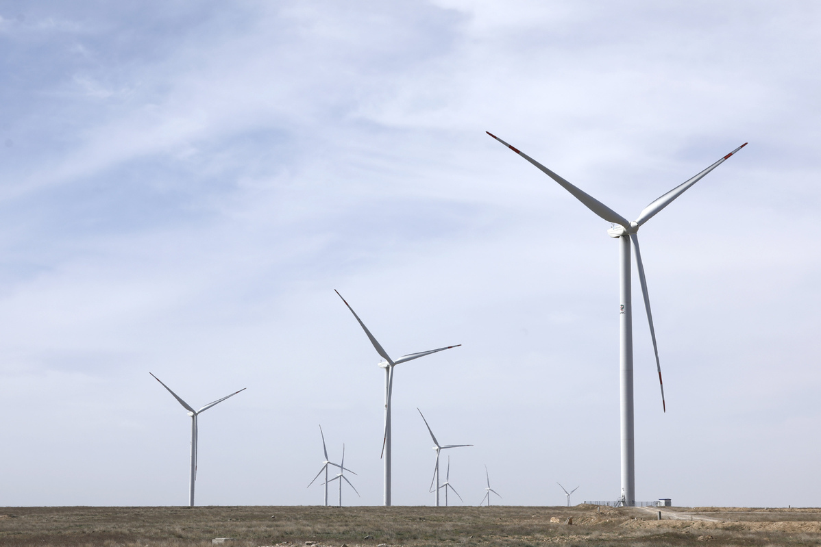 这是2023年4月3日在哈萨克斯坦札纳塔斯拍摄的札纳塔斯100兆瓦风电项目风机。（图片来源：新华社）