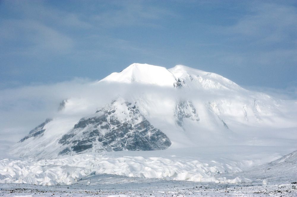 这是长江发源地格拉丹东雪峰（资料照片）。新华社发